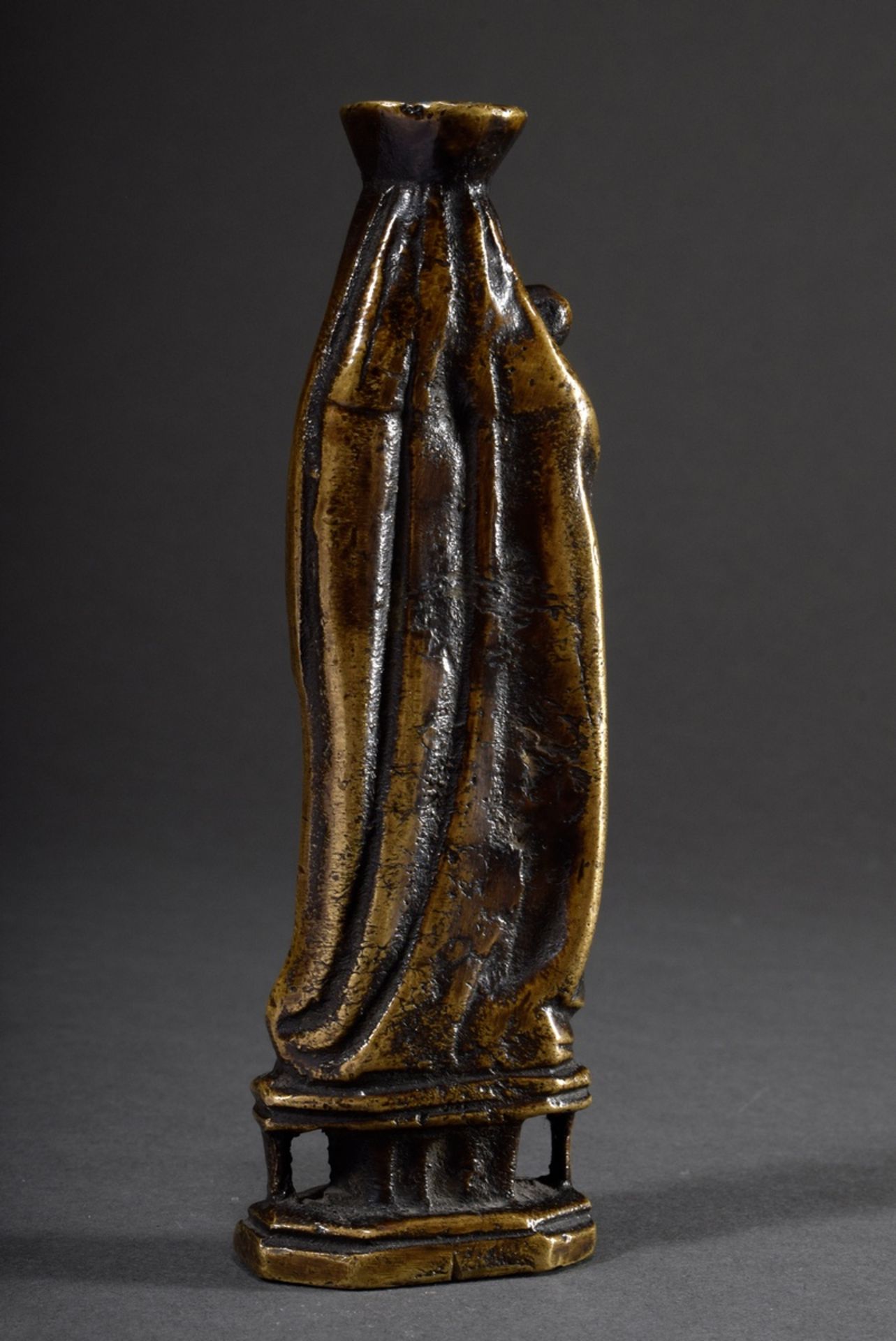 Mittelalterliche Sakralfigur "Bekrönte Madonna mit Kind", Bronze, wohl Niederlande (Utrecht) 16.Jh. - Bild 3 aus 4