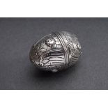 Rokoko Pomander in Eiform mit floralem Relief, Silber (ohne Punze), 13g, H. 3,5cm, Ø 2,5cm, leichte