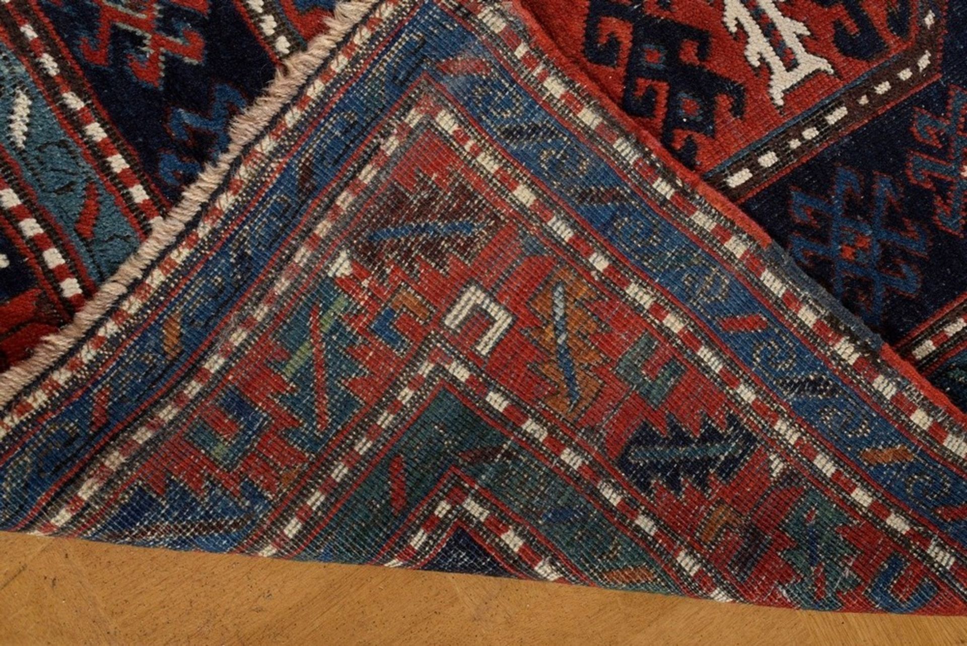 Kazak Teppich mit dreieinhalb Medaillons auf dunkelblauem Grund mit magischen "Bereket" Symbolen un - Bild 6 aus 7