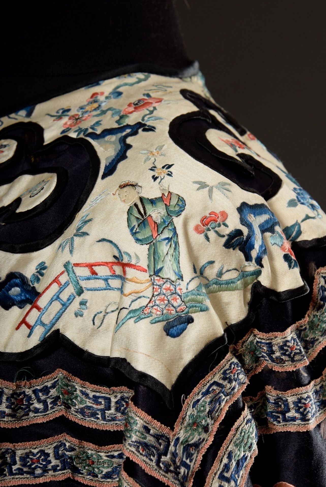 Chinese woman's jacket with flat and wedge embroidery "bats, flowers and butterflies" and "garden s - Image 8 of 13