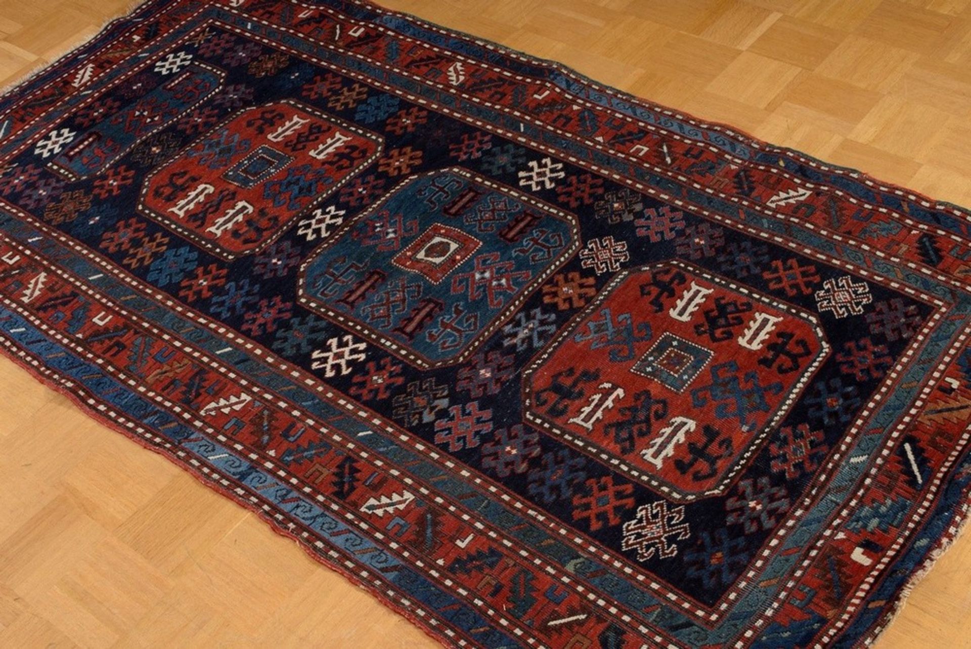 Kazak Teppich mit dreieinhalb Medaillons auf dunkelblauem Grund mit magischen "Bereket" Symbolen un - Bild 2 aus 7