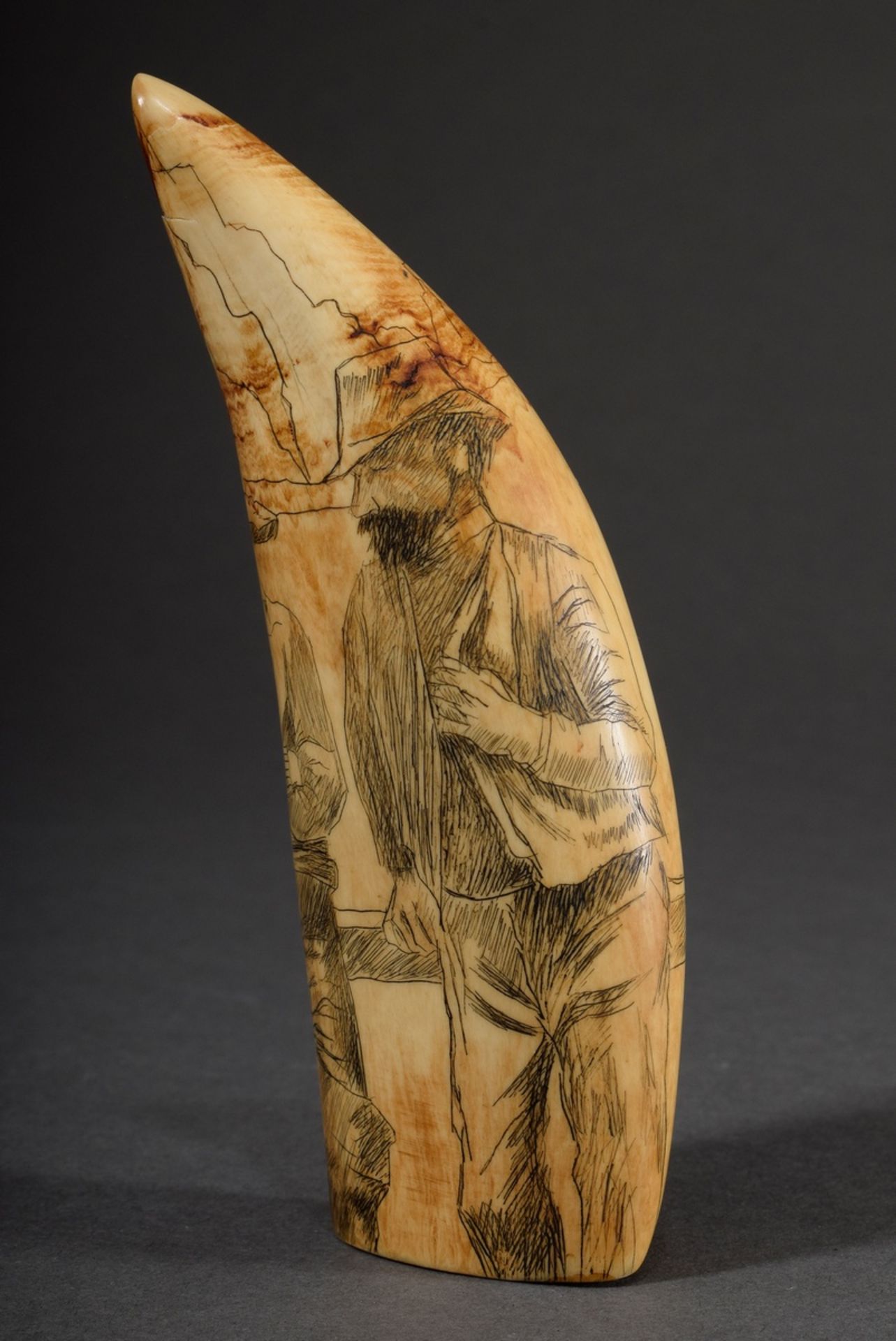 Scrimshaw „Drei Walfänger“, Walzahn mit geschwärztem Ritzdekor, 14,5cm, 300g - Bild 4 aus 7