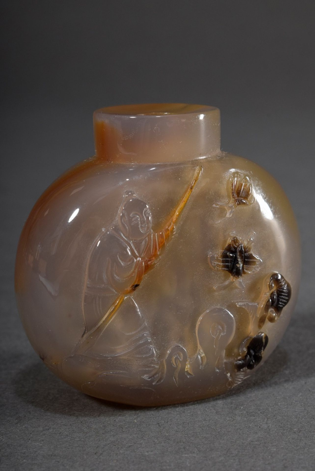 Agate snuffbottle with carved relief "Butterfly Catcher", China, 5x5,5cm