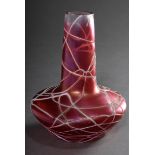 Kleine Jugendstil Glas Vase mit aufgelegtem weißem Fadendekor über rosé irisierenden Grund, wohl Pa