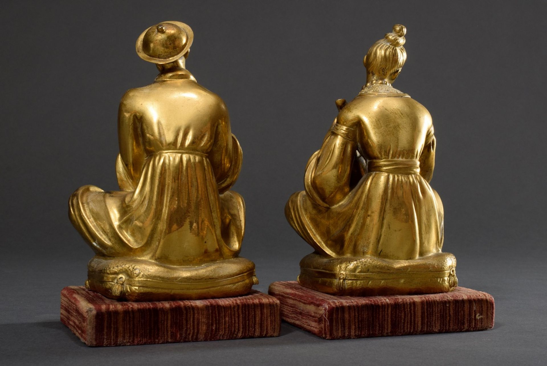 Paar feine feuervergoldete Bronzen "Musizierende Chinesen auf Kissen", Frankreich 2.Hälfte 18.Jh.,  - Bild 4 aus 7