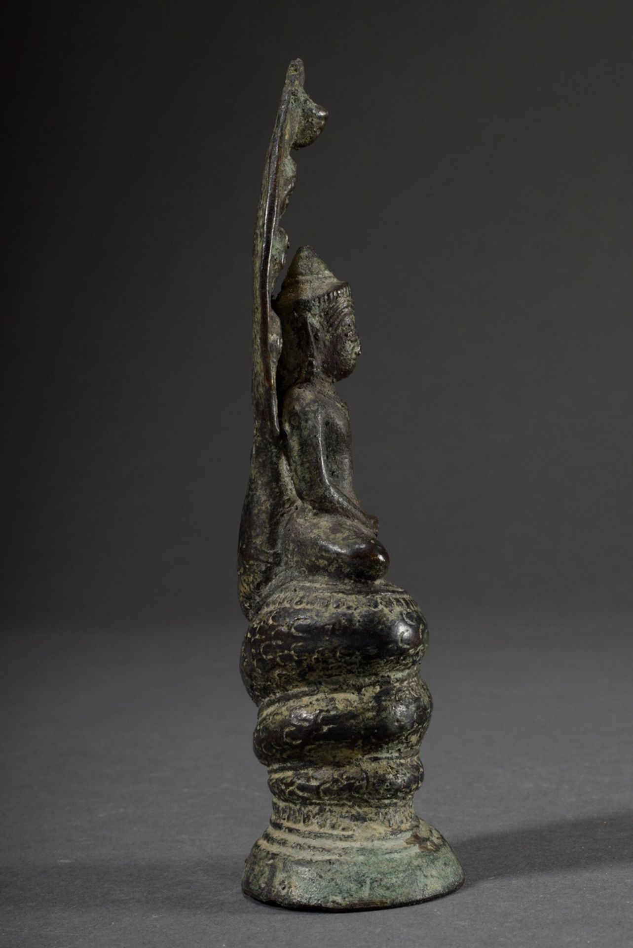 Bronze "Sitting Buddha, sheltered by the Naga King Muchalinda" in Khmer Bayon style, h. 16,5cm, sma - Image 3 of 7