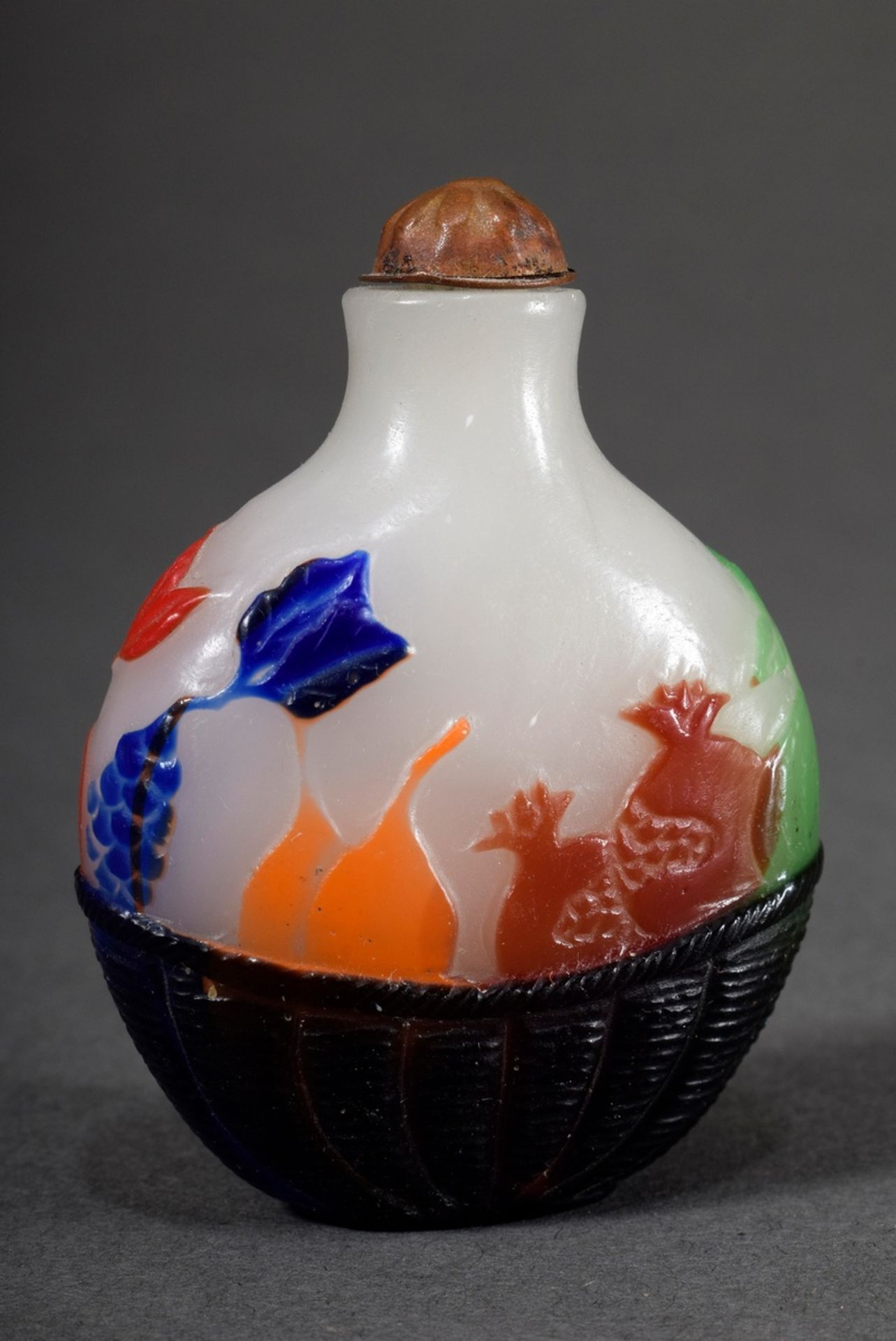 Peking glass snuffbottle with multicoloured overlay "fruits", metal lid, h. 6,5cm, min. bumped