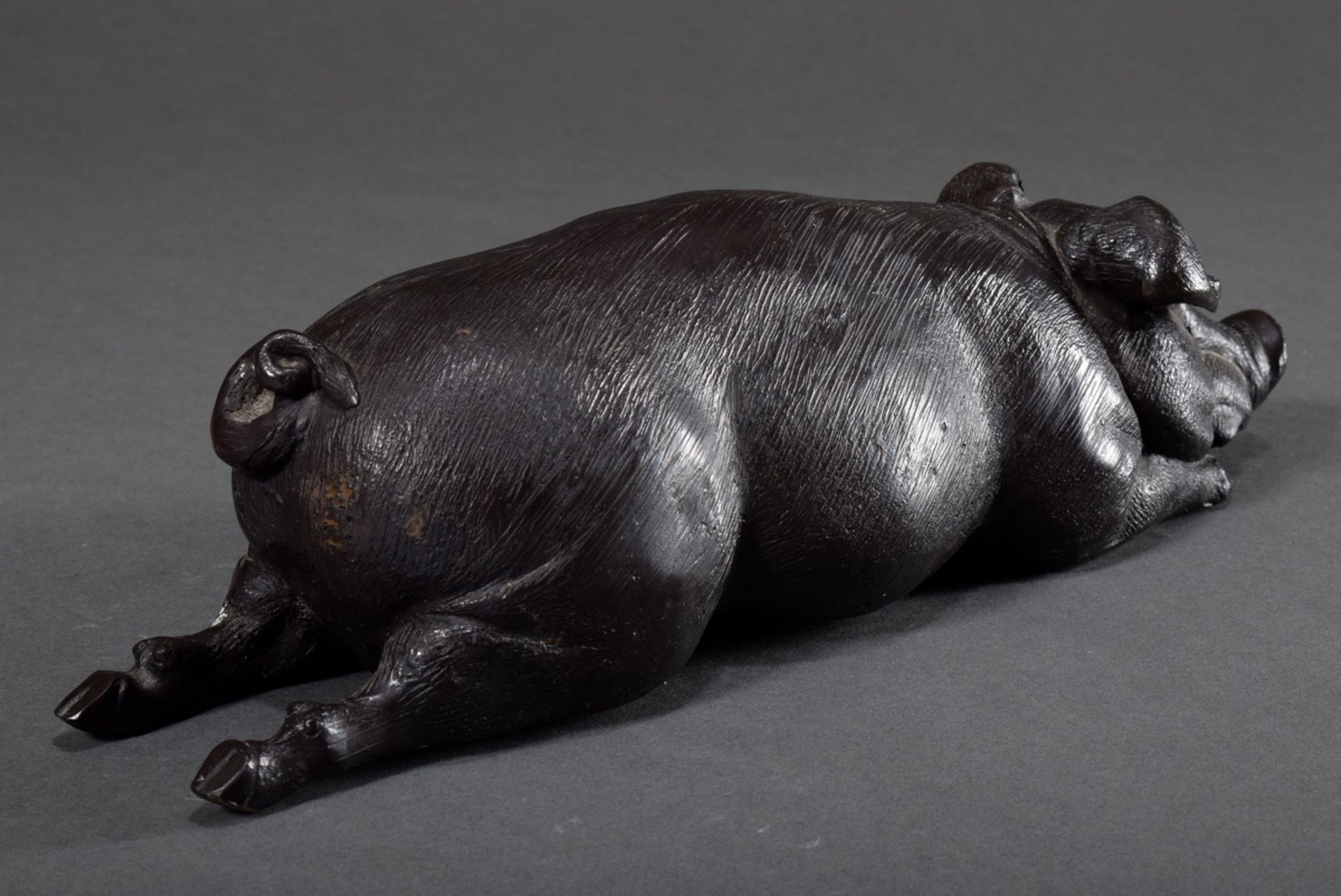 Unknown artist "Lying sow", brass dark patinated, unsigned, 20th c., h. 7,5cm, l. 30,5cm - Image 4 of 6