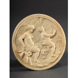 Elfenbein Tondo mit Reliefschnitzerei "Verführung", Italien 17.Jh., rückseitig Klebeetikett der Gal