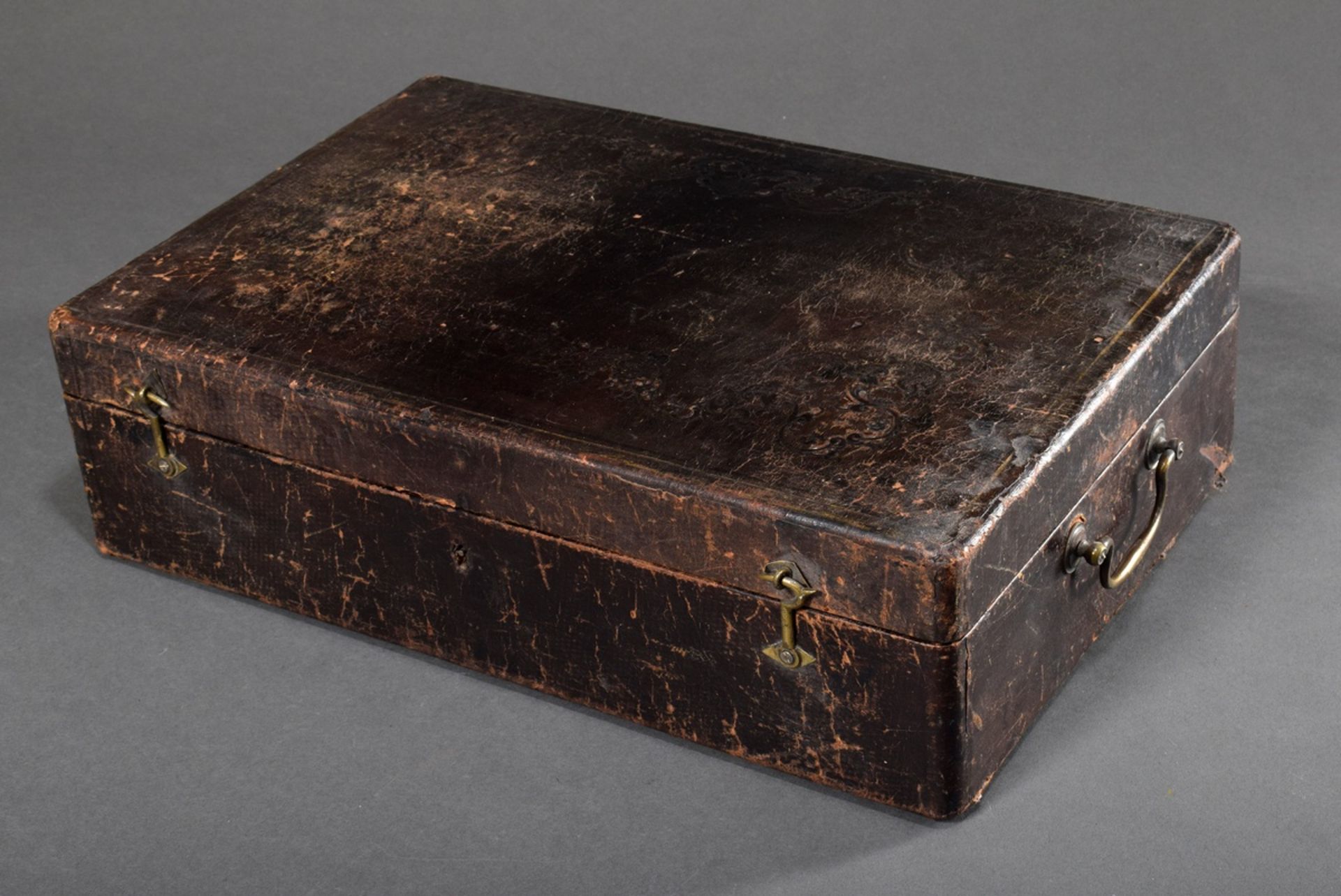 Leather covered box for duelling pistols, hallmarked, 14x49x32cm, defective - Image 3 of 6