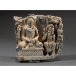 Gandhara Fragment "Thronender Buddha mit Nebenfiguren", grauer Schist (Schiefer), wohl Pescharwar/S