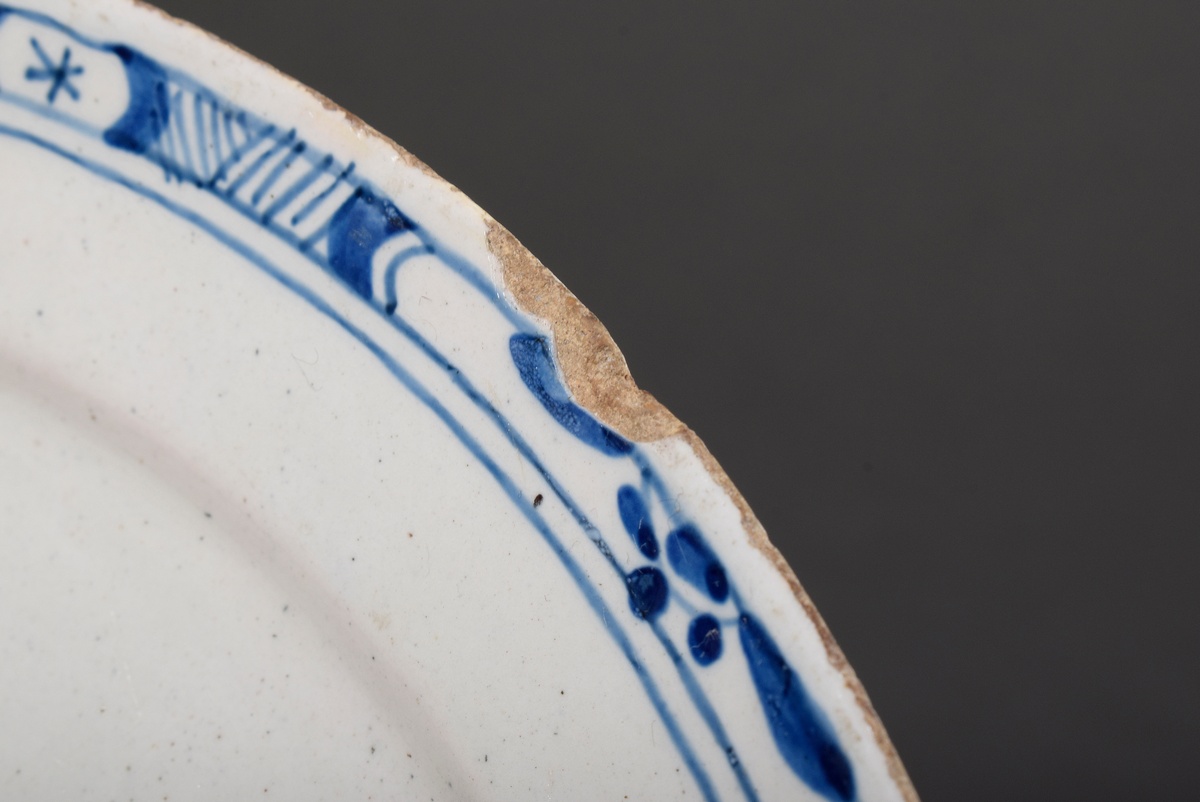 Small Delft faience plate with blue painting decor "Sailing ship on the high seas", beige body, 18t - Image 6 of 6