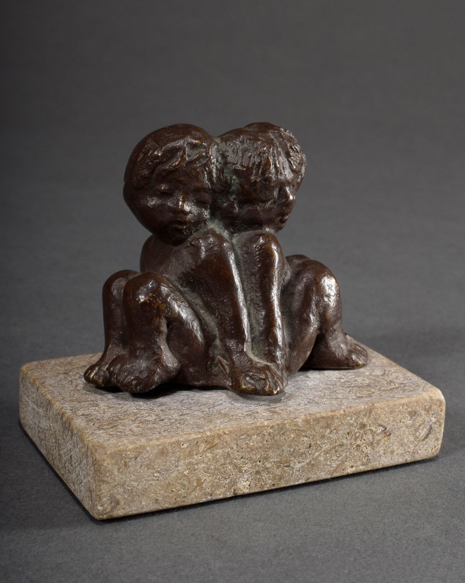 Small bronze "Two children", unsigned, on stone base, h. 5,5/7,5cm, mounting loose