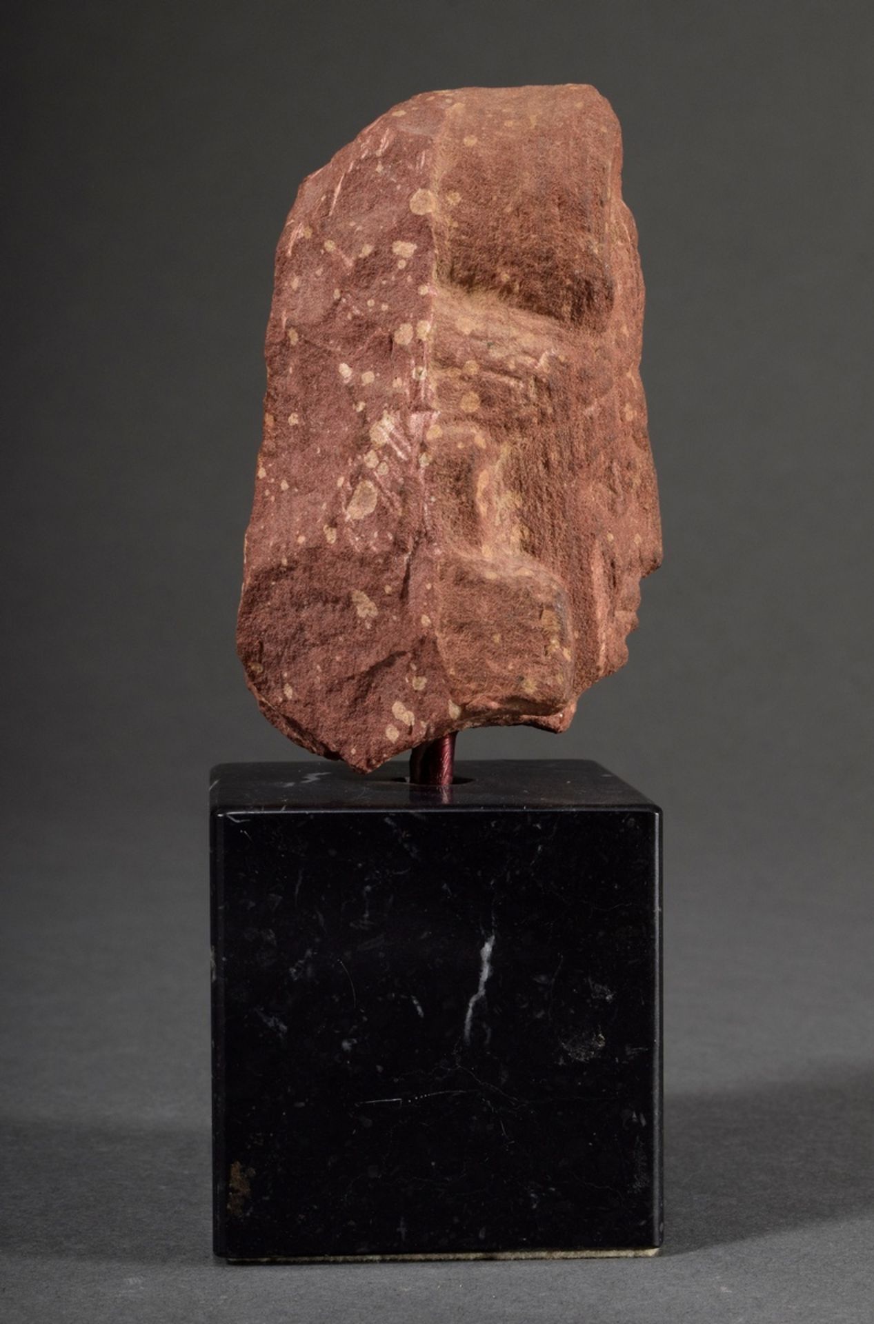 Rotes Sandstein Fragment "Kopf" aus einen Relief  herausgeschnitten, Mathura/Indien, H. 9,5/15,5cm, - Bild 3 aus 4
