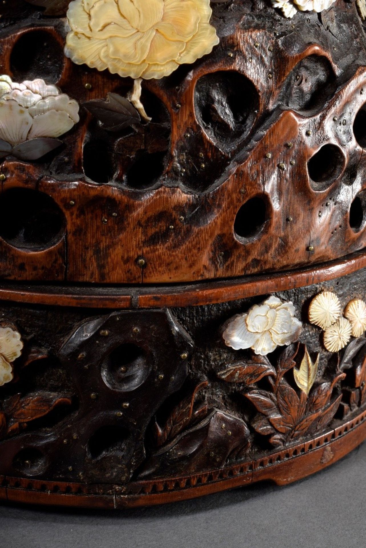 Large carved Shibayama lidded box with sculptural composition "Rock with cave and two persons", bam - Image 6 of 11