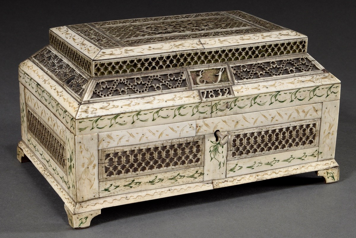 Fine sawn Arkhangelsk casket with stepped hinged lid and rectangular body on feet, on the front sid