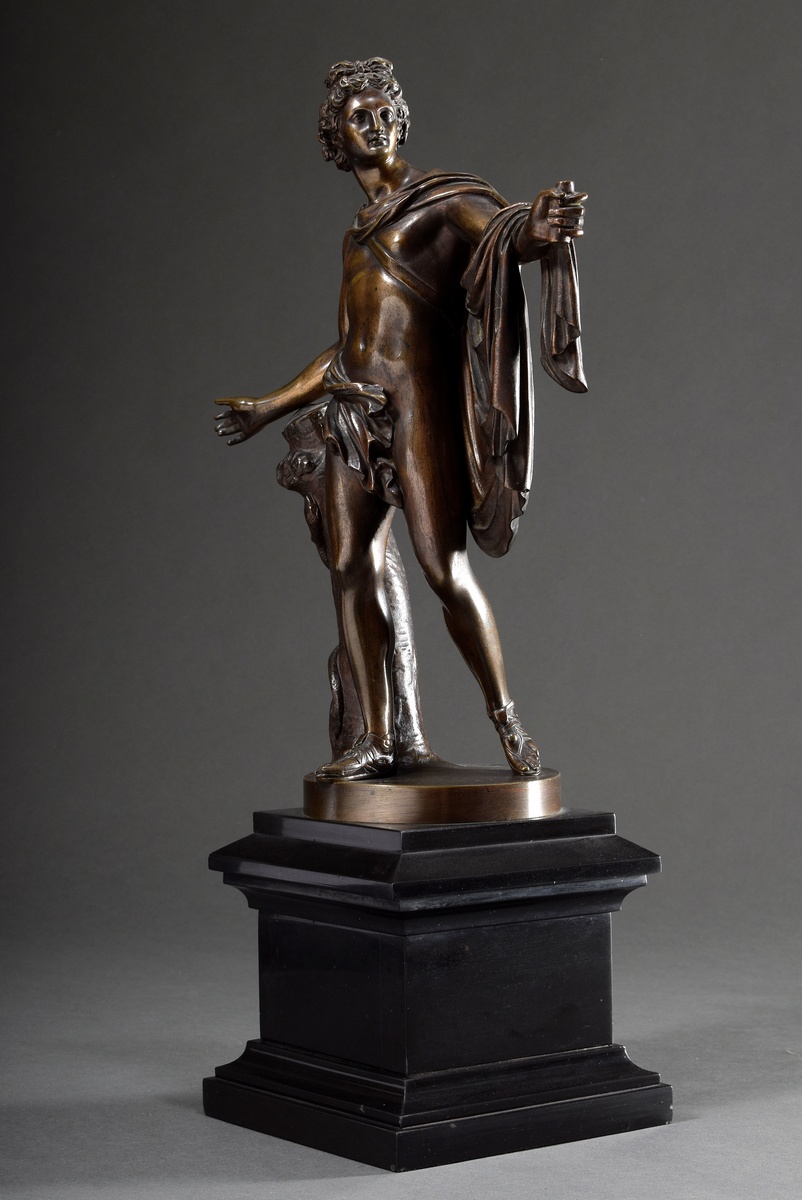 Grand Tour Souvenir "Apollo of Belvedere", 19th c., bronze on stepped black marble base, h. 37,5/53 - Image 4 of 7