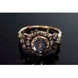 Antiker GG 750 Ring mit foliertem mittig gefasstem Glasstein und kleinen Diamantrosen in Emaille Ve