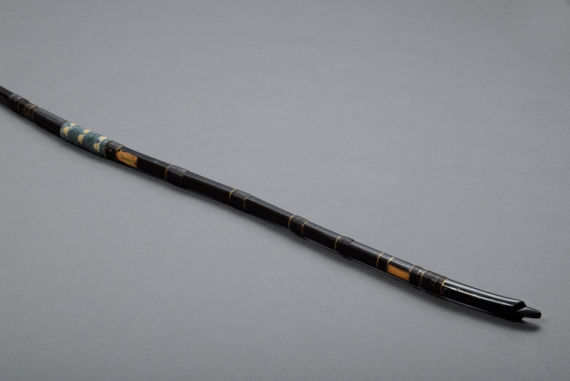 Japanese longbow "yumi" or "kyū", early 20th c., signed, black lacquered wood, h. approx. 220cm, st - Image 3 of 8