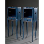 Paar zierliche Nachttischchen in französischer Façon, blau/silber gefasst, 70x26x20cm