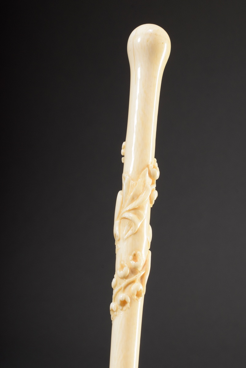 Elegant ladies' walking stick with long ivory handle merging into an oval pommel, carved all around - Image 3 of 8