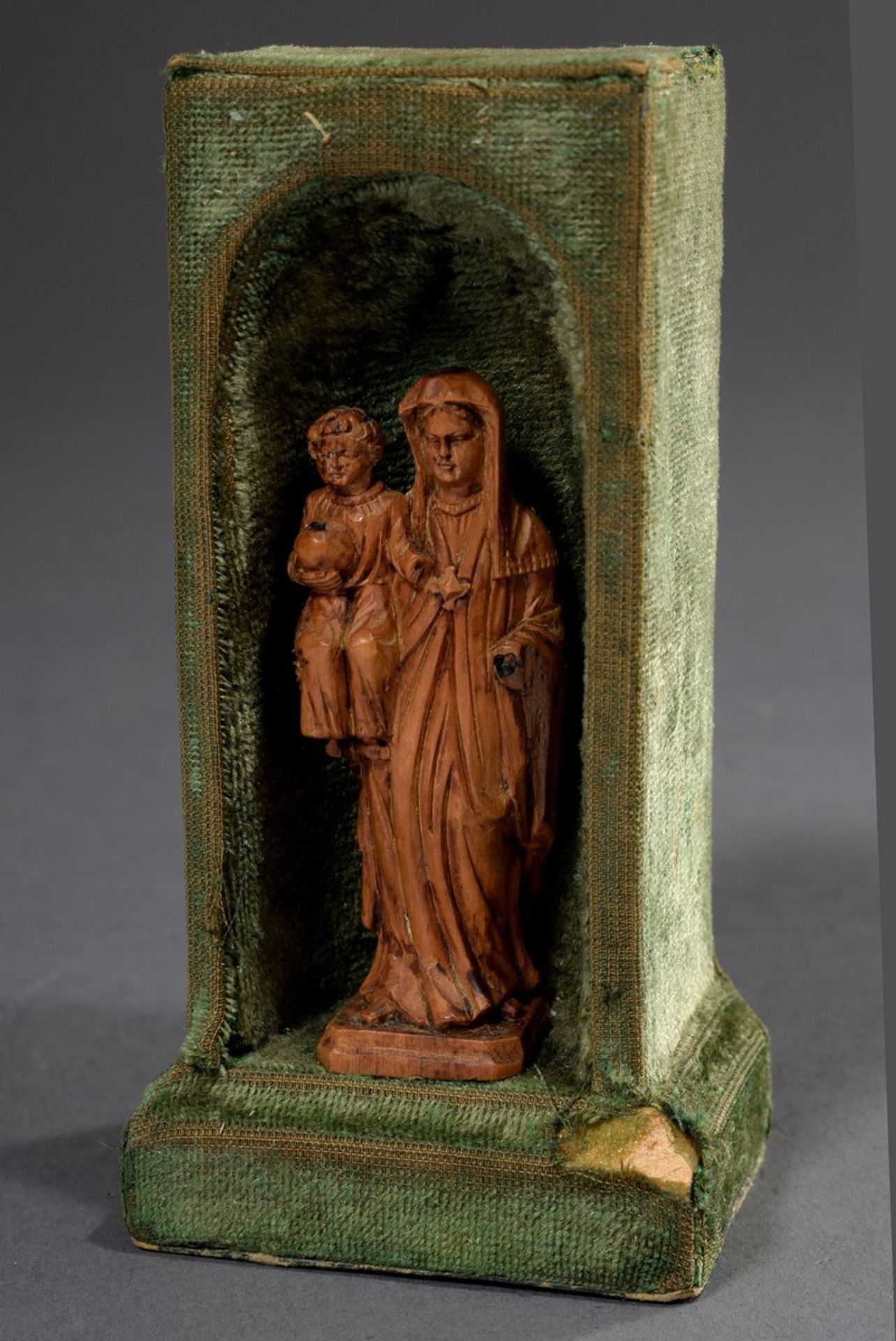 Miniature carving "Madonna with Child", boxwood, in a round arch niche covered with velvet, German  - Image 3 of 3