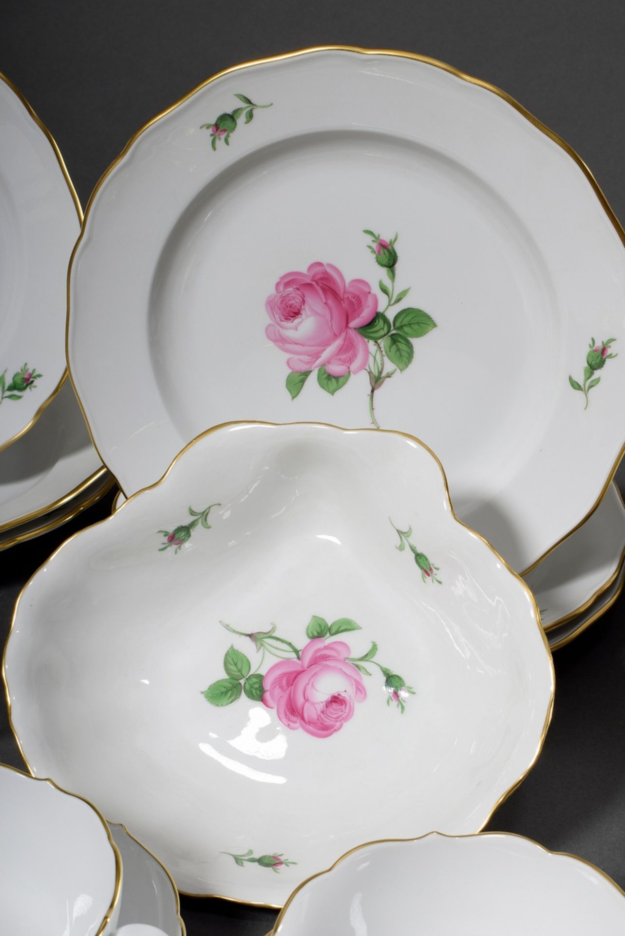 14 pieces Meissen "Red Rose", consisting of: 9 dinner plates (Ø 25cm, 3x 2 grinds), 4 soup cups wit - Image 3 of 4
