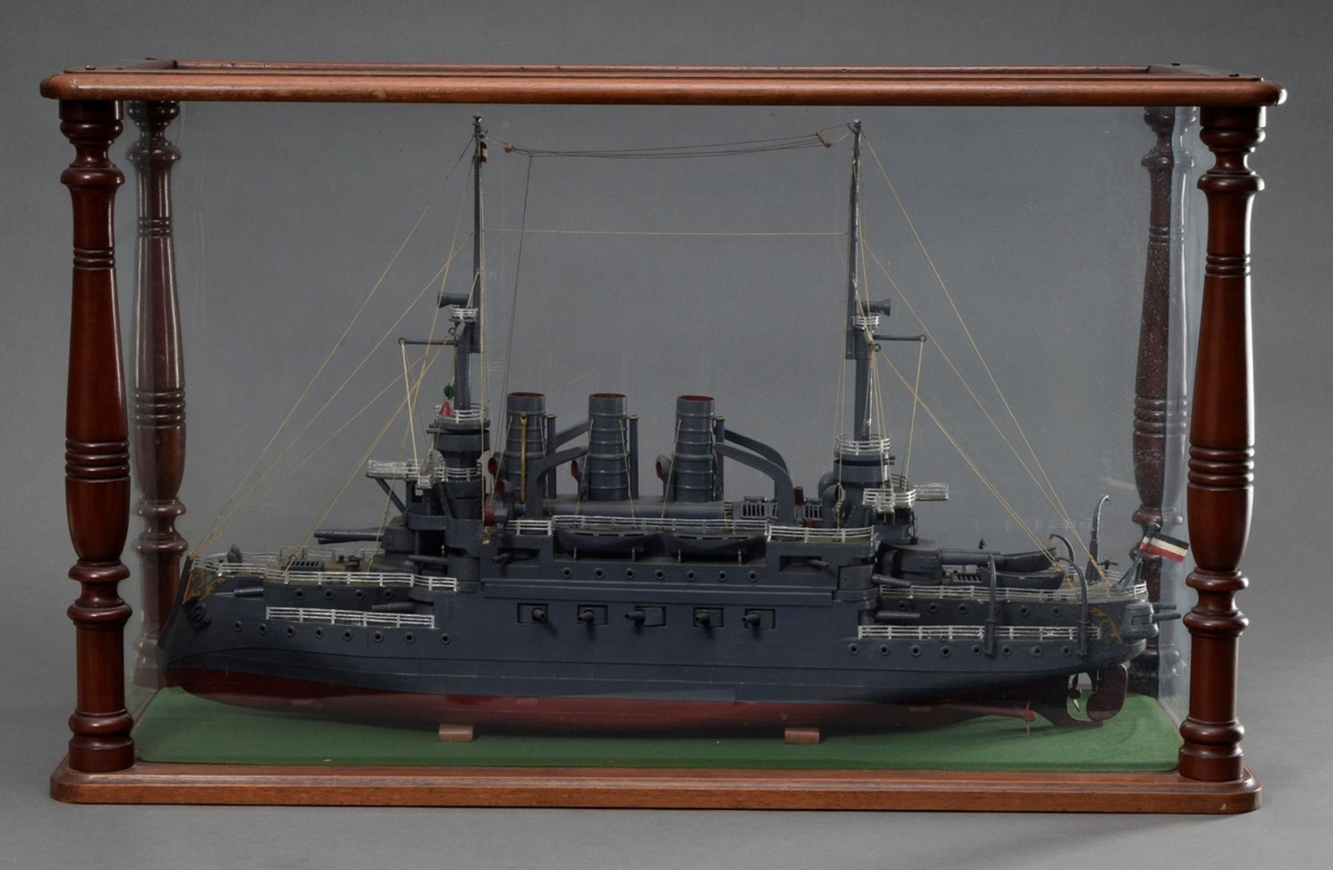 Modellschiff "Kriegsschiff der Kaiserlichen Marine" um 1900, Papier/Pappe bemalt, Herst. Ingenieur 