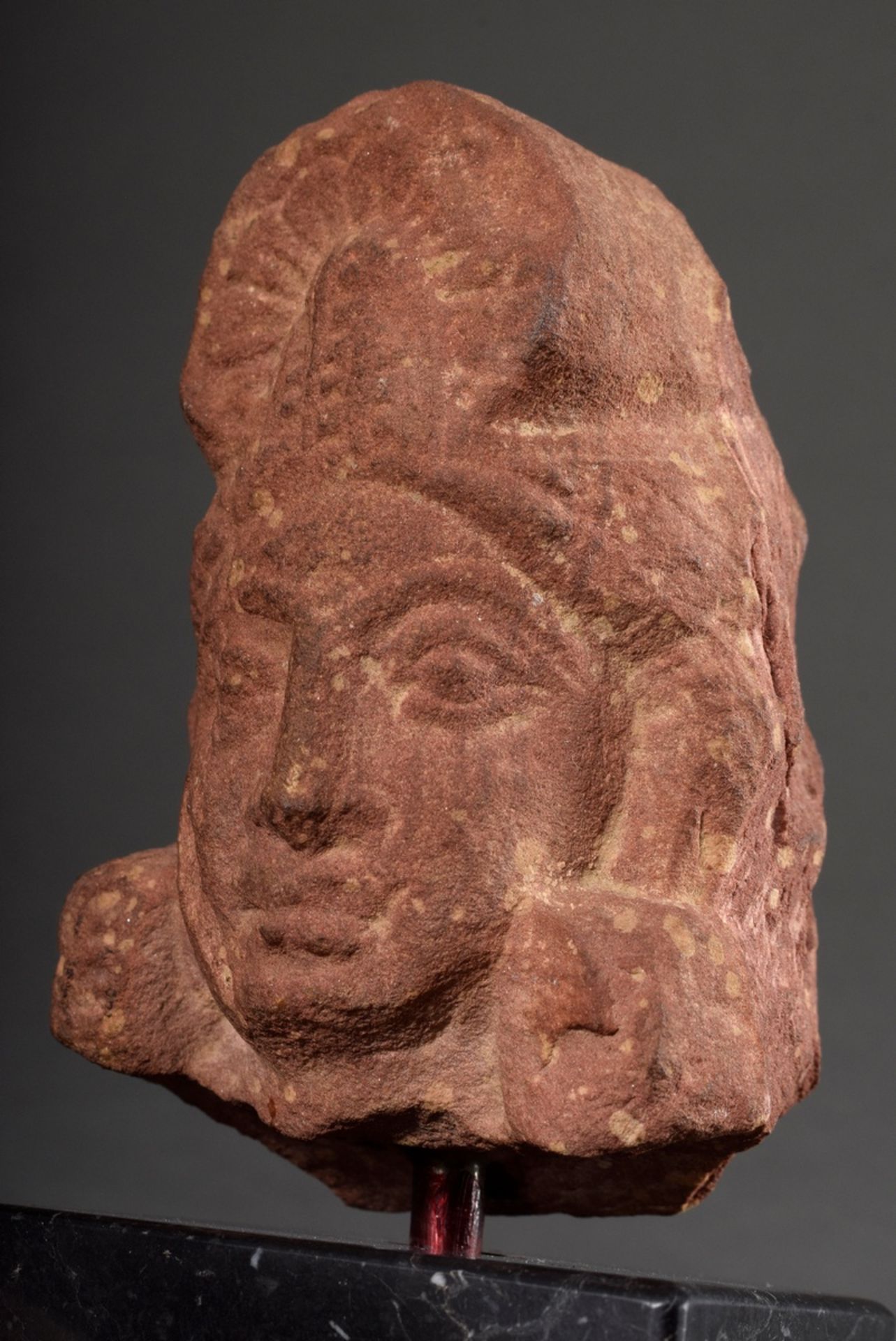 Rotes Sandstein Fragment "Kopf" aus einen Relief  herausgeschnitten, Mathura/Indien, H. 9,5/15,5cm,