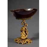 Achat Trinkschale auf figürlichem Bronzefuß „Putto mit Dreizack auf Delfin reitend“, feuervergoldet