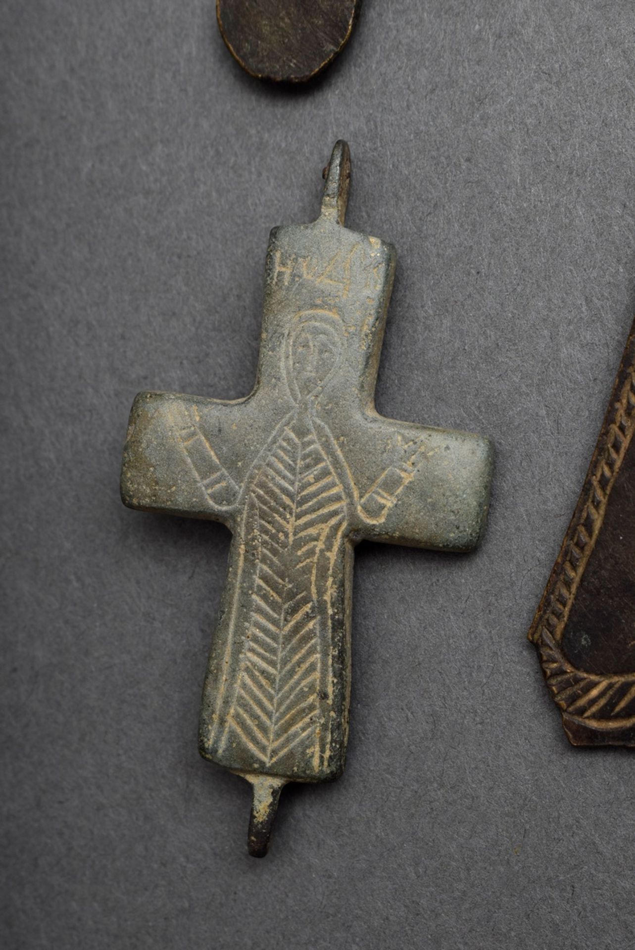 3 Various parts: Byzantine processional cross and encolpion fragments with engraved representations - Image 4 of 5