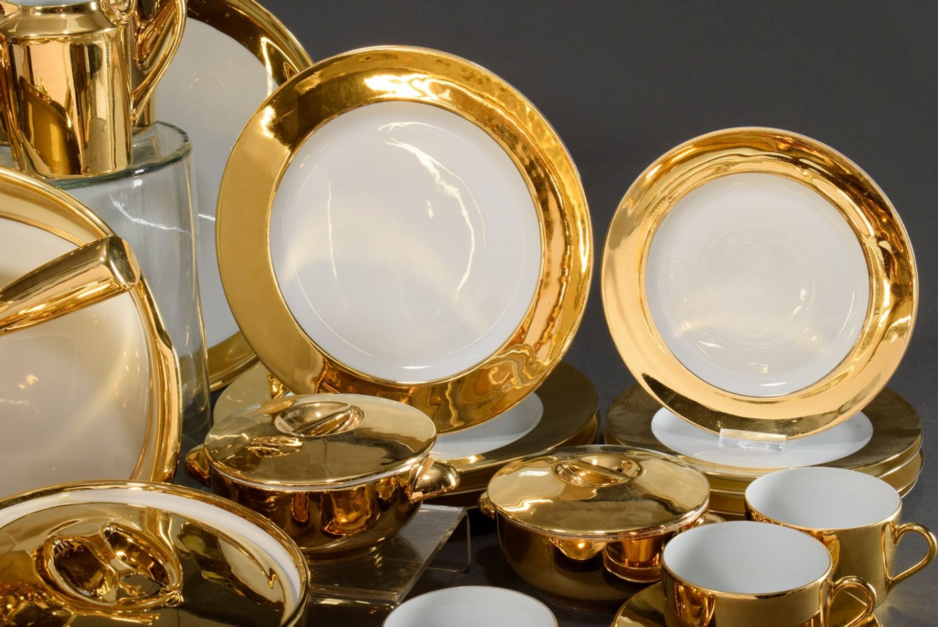 43 pieces Limoges dinner and breakfast service "Gold", Porcelaine de Paris, consisting of: 8 dinner - Image 4 of 9