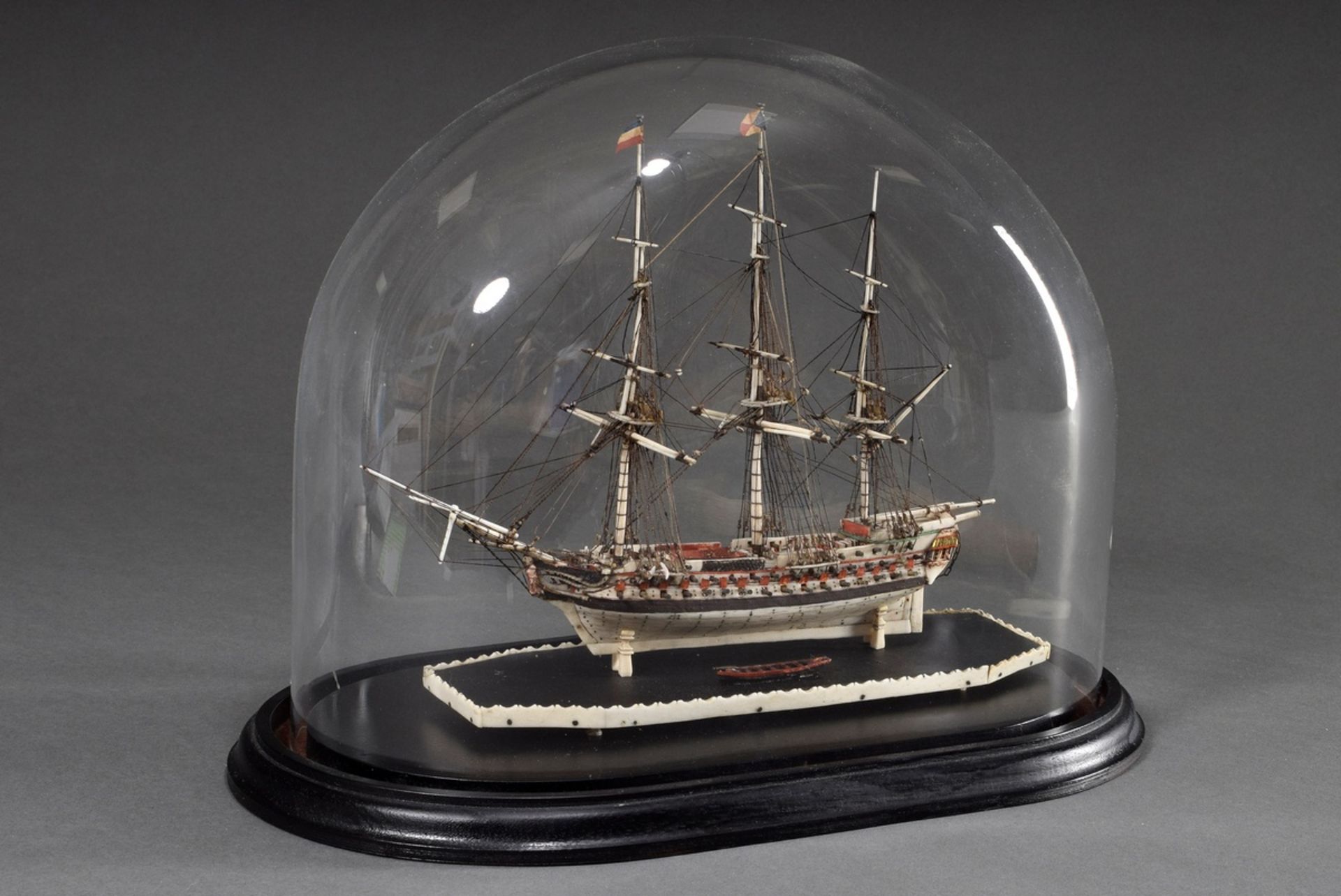 Kleines napoleonisches PoW (Prisoner of War) Knochenschiff "Le Brave" (Linienschiff) in Glassturz,  - Bild 2 aus 8