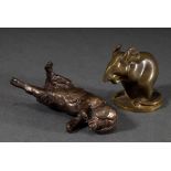 2 Diverse Bronze Miniaturen "Sich suhlendes Schwein" und "Hockende Maus", 1x am Boden bez. Krieger,