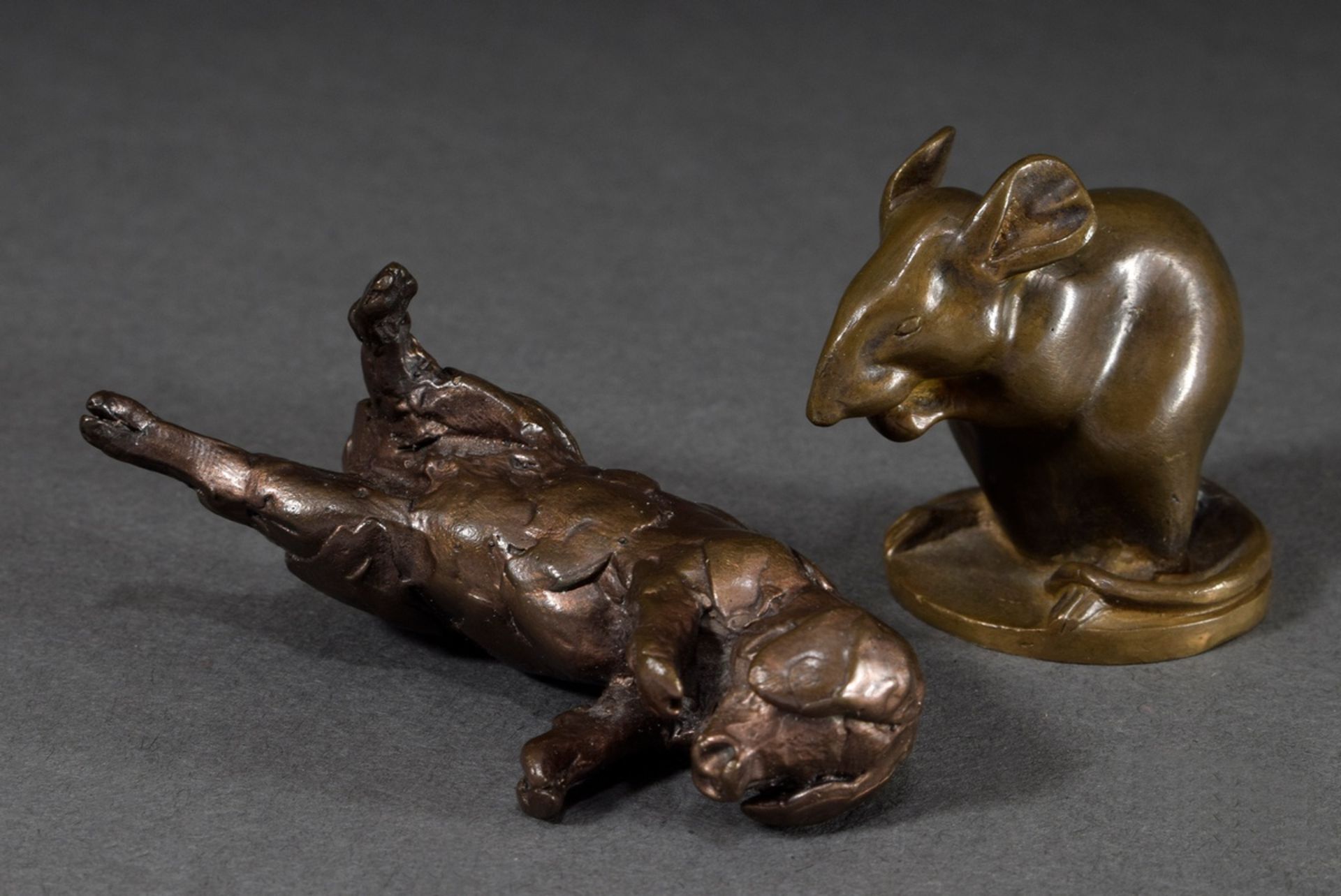 2 Various bronze miniatures "Wallowing pig" and "Crouching mouse", 1x on the bottom inscribed warri