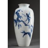 Schlanke chinesische Porzellan Vase mit floralem nicht zu Ende geführtem Blaumalerei Dekor (Pfirsic