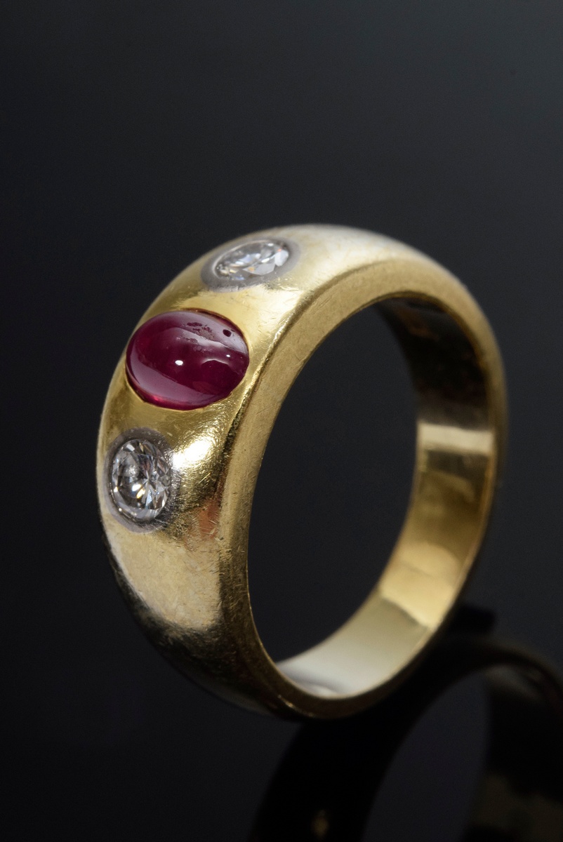 Classic YG 750 band ring with ruby cabochon and 2 brilliants (together approx. 0.16ct/VVS-VS/W), 7.