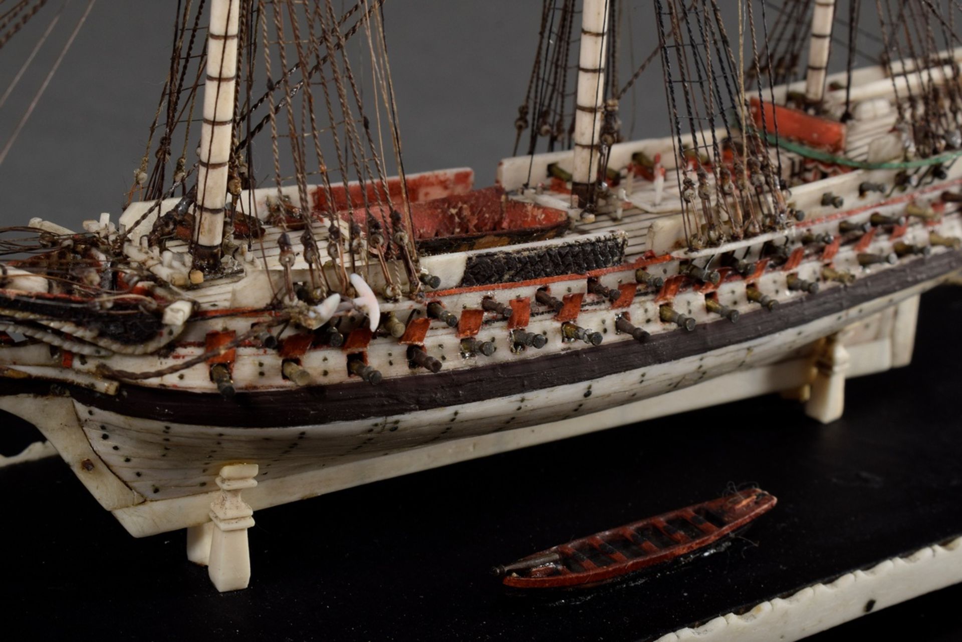 Kleines napoleonisches PoW (Prisoner of War) Knochenschiff "Le Brave" (Linienschiff) in Glassturz,  - Bild 3 aus 8