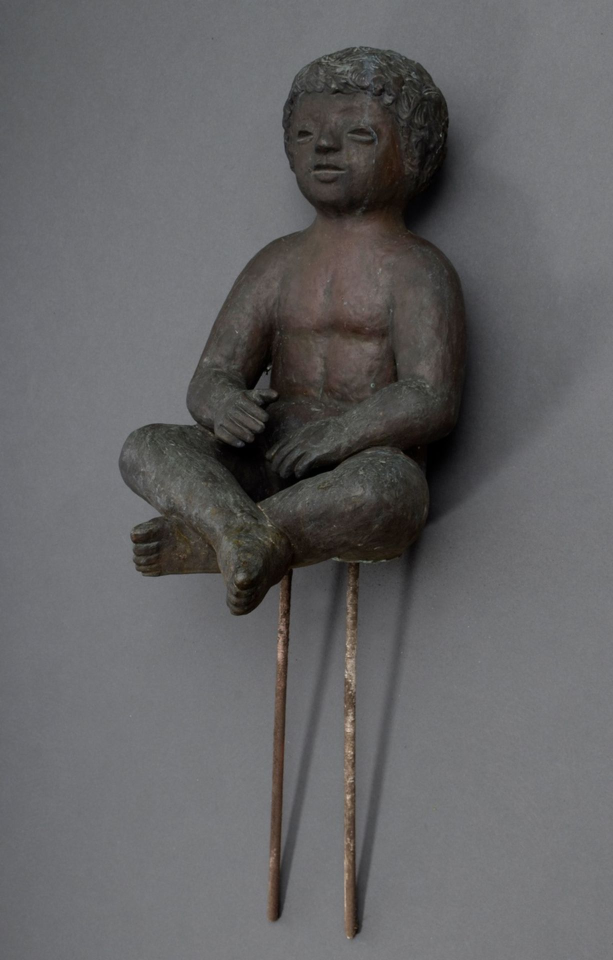 Fleer, Fritz (1921-1997) "Sitting Boy" 1993, bronze, verso sign./date, h. 44cm, weathering patina,  - Image 2 of 7