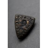Mittelalterliches Bronze Typar Siegelstempel in Schildform mit unleserlicher Umschrift und figürlic