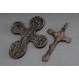 2 Diverse kleine Bronze Kreuze: Anhänger und Plakette mit figürlichen Reliefdarstellungen, Byzanz/R