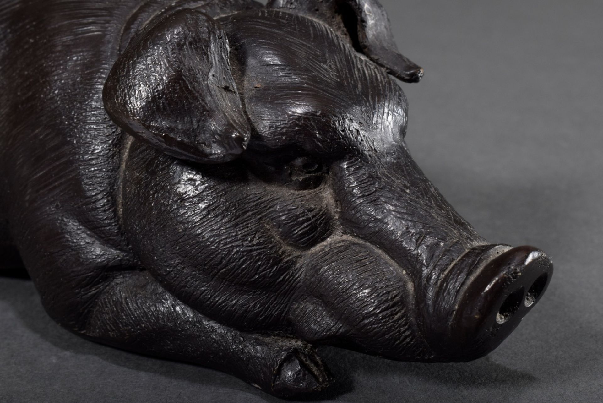 Unknown artist "Lying sow", brass dark patinated, unsigned, 20th c., h. 7,5cm, l. 30,5cm - Image 3 of 6