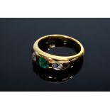 Schmaler GG 750 Bandring mit facettiertem Smaragd und Amsterdammer Diamantrosen (zus. ca. 0.15ct/SI