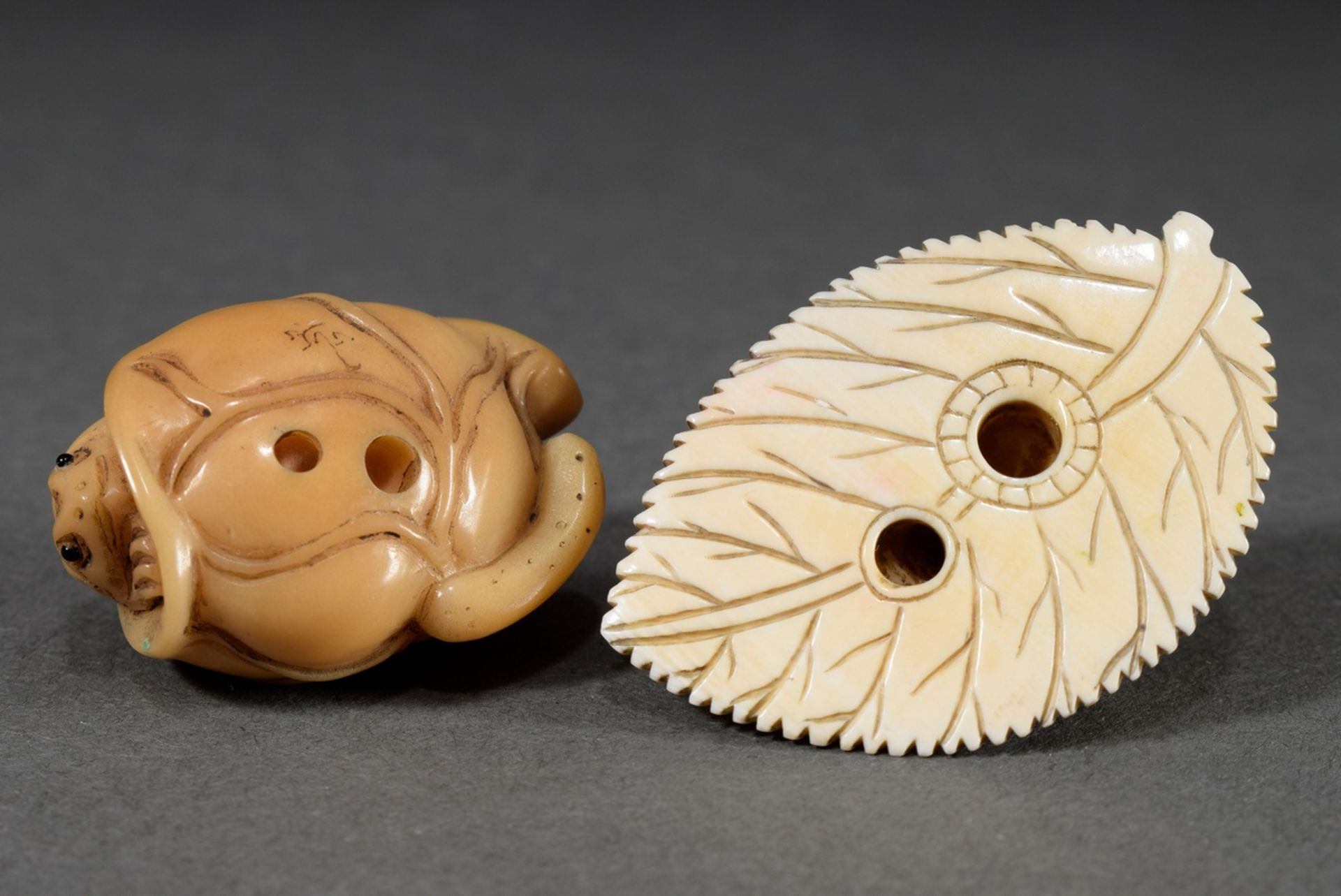 2 Various netsukes: bone "snail on leaf" (h. 1,5cm) and dayanut "frog in lotus leaf" (h. 2cm), sign - Image 4 of 5