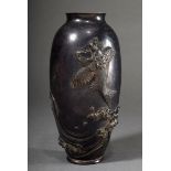 Japanische Bronze Vase mit feinem plastischem Dekor "Ryujin der Drachenkönig des Meeres auf einem F