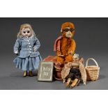 3 Diverse Teile Spielzeug: frühe Grödner Puppenstuben Puppe mit Holz Korpus, bemaltem Gesicht und O