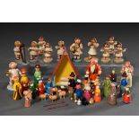 Konvolut Erzgebirge Figuren "Musizierende Engel, Weihnachtsmänner und Krippenfiguren", Holz farbig