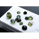 12 Ungefasste grüne Turmaline im Facetten- und Cabochonschliff (zus. ca. 9ct, 4,6-7,9mm)