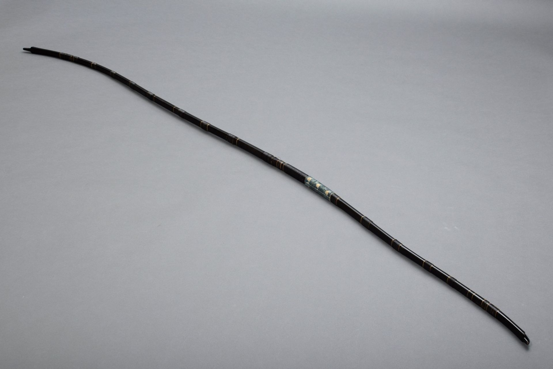 Japanese longbow "yumi" or "kyū", early 20th c., signed, black lacquered wood, h. approx. 220cm, st - Image 5 of 8