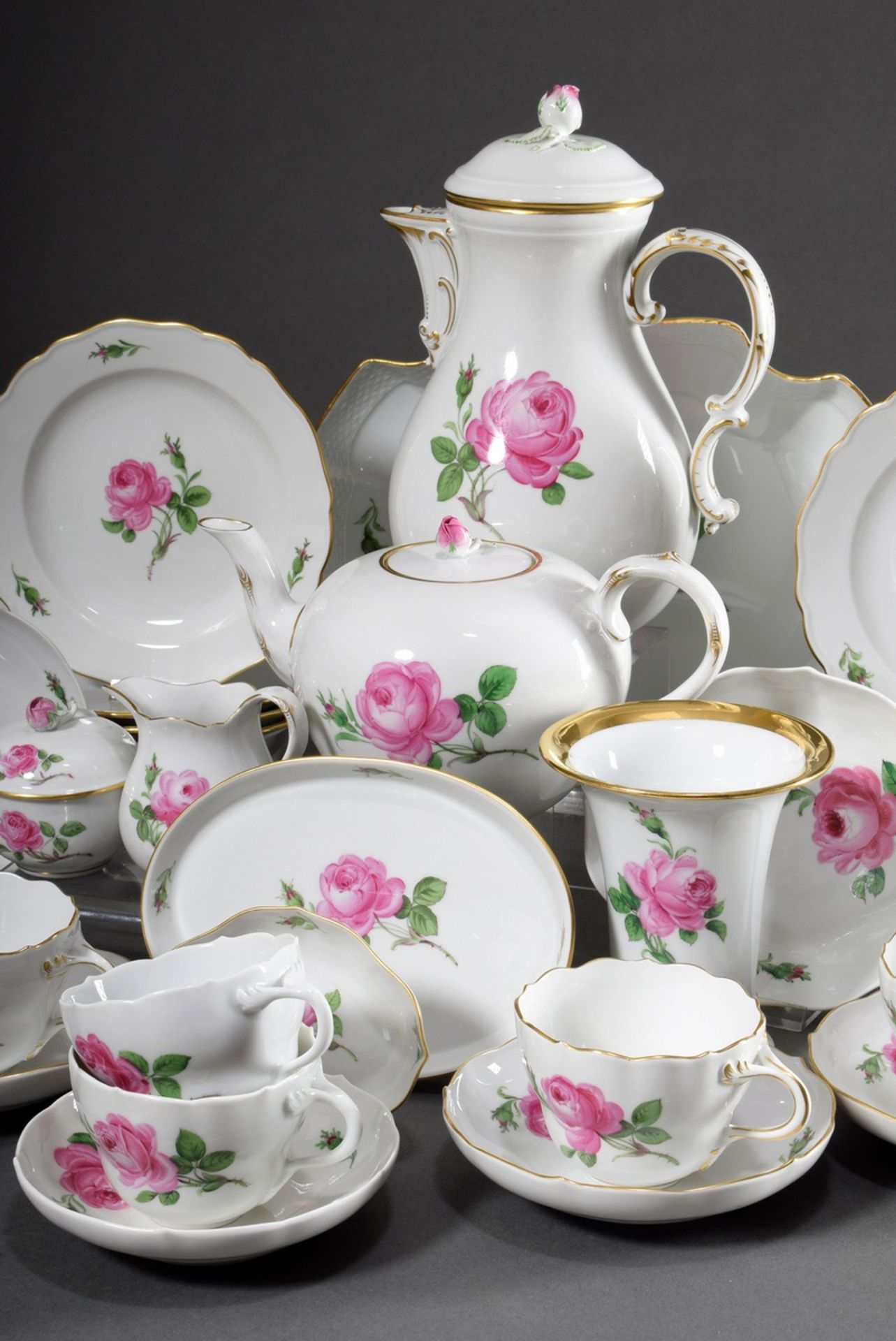 33 pieces Meissen coffee and tea service "Red Rose", consisting of: 1 coffee pot (h. 26cm, 2nd choi